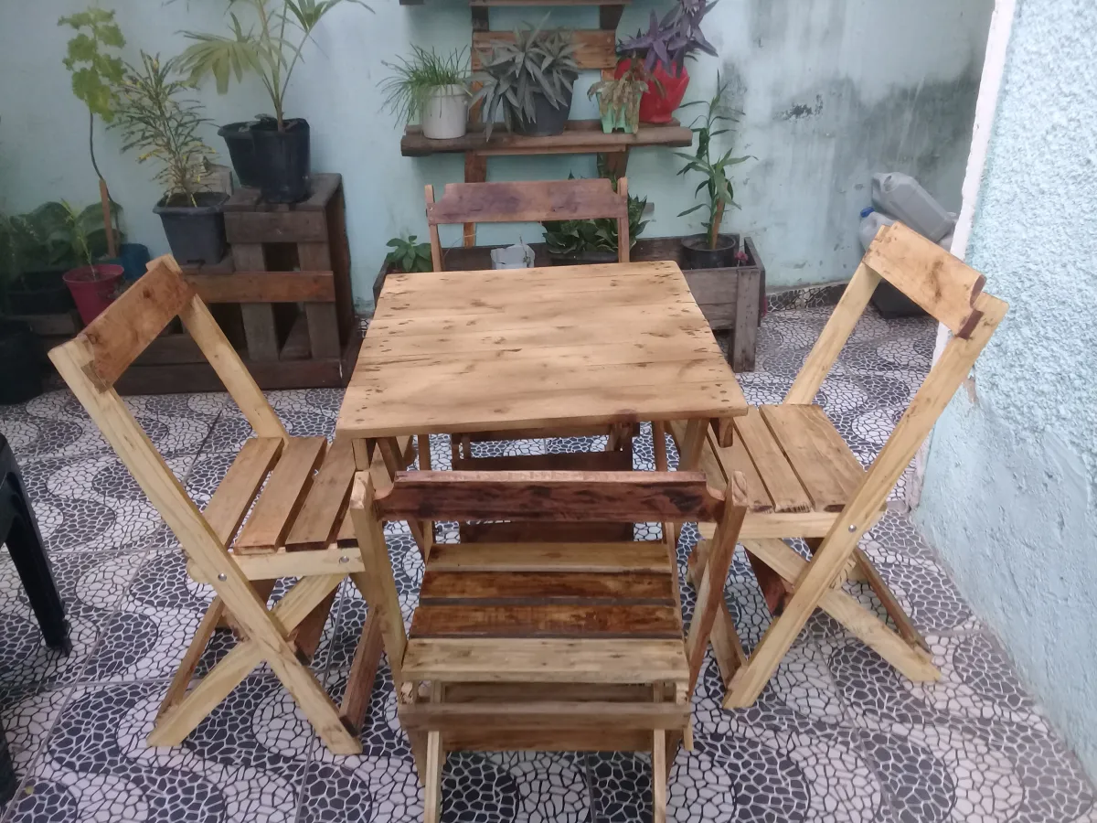 mesas e cadeiras de madeira 