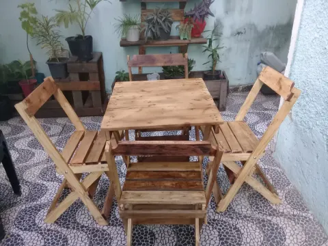 mesas e cadeiras de madeira 